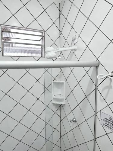 ein Badezimmer mit einem Haartrockner an der Wand in der Unterkunft Hotel Ilha dos Azulejos in São Luís