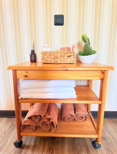 a wooden shelf with towels and a plant on it at Zoloche Chalet in Vishenki