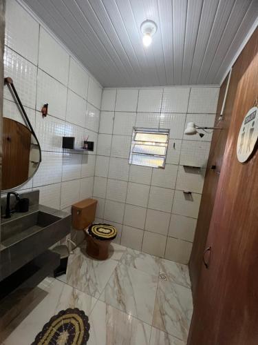 a bathroom with a toilet and a sink at Chácara dos Silva in Santa Isabel