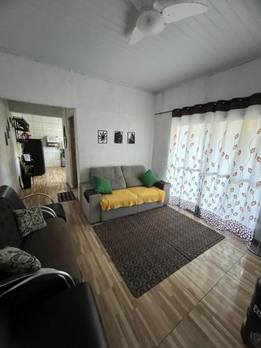 a living room with a couch and a rug at Chácara dos Silva in Santa Isabel