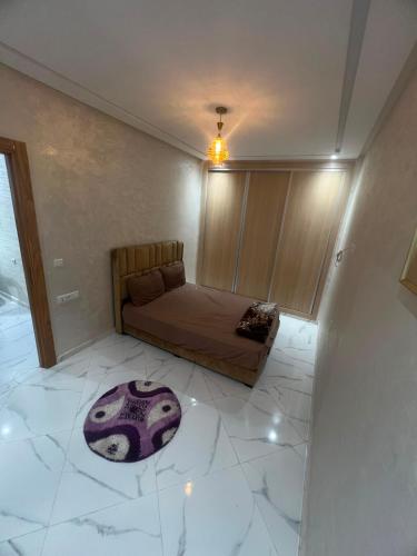 a room with a bed on a white tiled floor at relaxtime avec ascenceur in El Jadida
