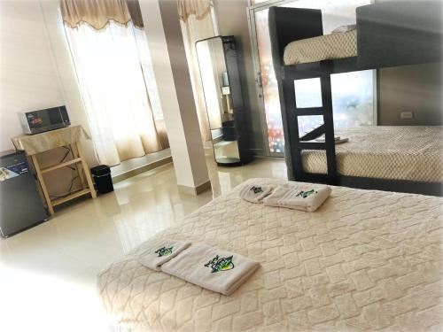 a bedroom with a bunk bed with towels on it at FerG in Lligua