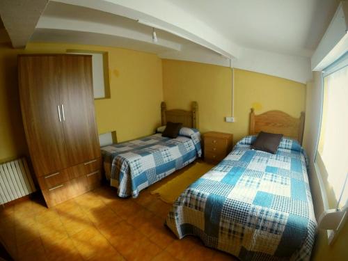 ビリャブリノにあるAlojamientos turísticos VUT-LE-043のホテルルーム ベッド2台付