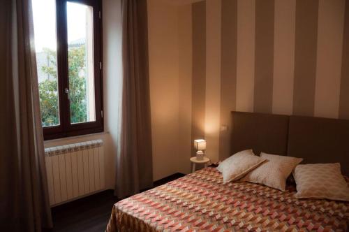 オルヴィエートにあるAppartamento la Piazzettaのベッドルーム1室(大型ベッド1台、窓付)