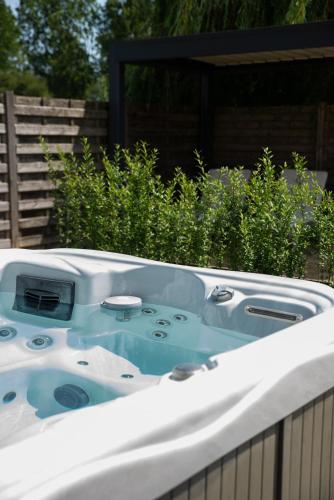 a bath tub filled with water in a yard at Vakantiewoning Conterdijk 13 in Koksijde