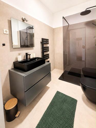 a bathroom with a black sink and a shower at Casa Roberto, Apartment 2 in Mariazell