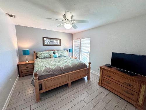 a bedroom with a bed and a flat screen tv at 1+1 Large condo Sarasota in Sarasota