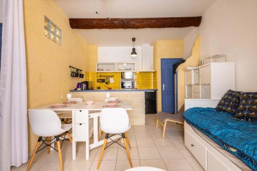 a kitchen with a table and chairs in a room at Charme et Confort A vnedres in Vendres