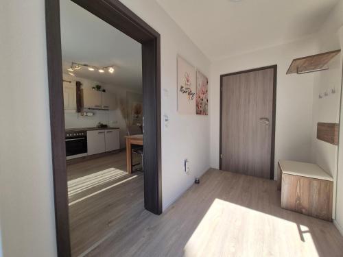 a hallway with a door leading to a kitchen at Helle Wohnung im schönen Allgäu in Kraftisried