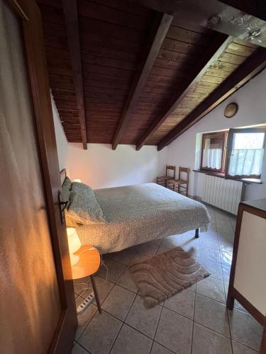 a bedroom with a large bed in a room at Anza Village - Ds Hüüsji 1 in Vanzone