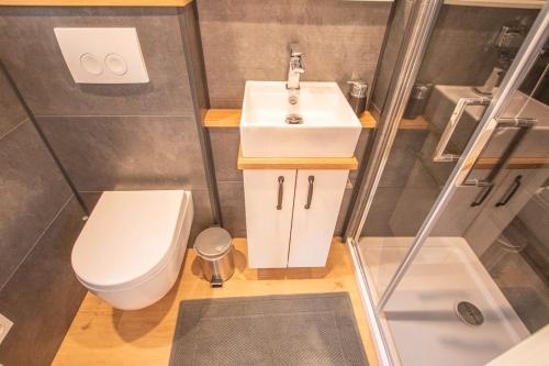 a small bathroom with a sink and a toilet at Gemütliches Tiny House mit Terrasse & Klima an Badesee & Naturpanorama für max 4 Gäste in Salzhemmendorf