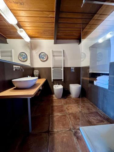 a bathroom with two sinks and two toilets at Il Nido del Gabbiano in Vietri sul Mare