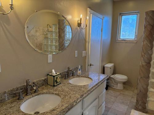a bathroom with two sinks and a mirror and a toilet at EmERALD loft studio SWiMMiNG pool kitchen DwNTwN in Phoenix