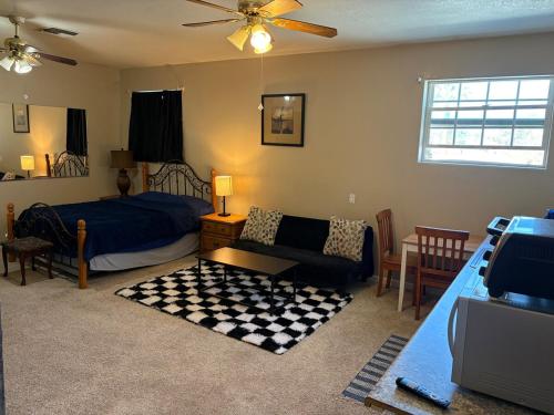 a living room with a bed and a couch at EmERALD loft studio SWiMMiNG pool kitchen DwNTwN in Phoenix