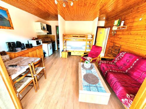 Charmant chalet - appartement avec chambre - terrasse - jardin- parking - proche toutes commodités et lac - calme - lisière de forêt