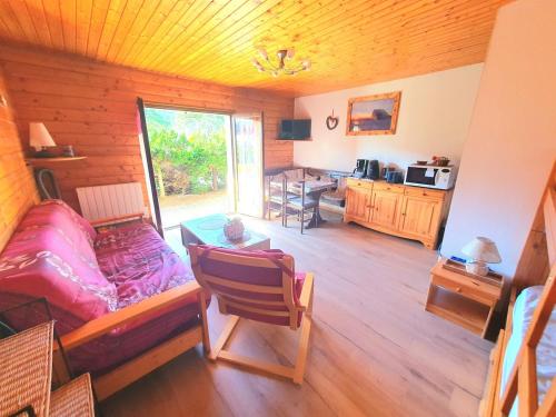 Charmant chalet - appartement avec chambre - terrasse - jardin- parking - proche toutes commodités et lac - calme - lisière de forêt
