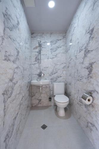 a bathroom with a white toilet and a sink at Гюмюрджински Снежник in Kirkovo