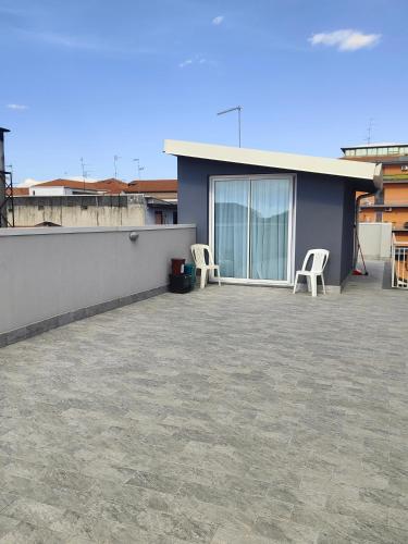 two white chairs sitting on the roof of a house at AnnAmuri appartamento 23 in Belpasso