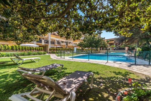 Apto situado a 20 metros de la playa con 3 piscinas, wifi 1000Mbs