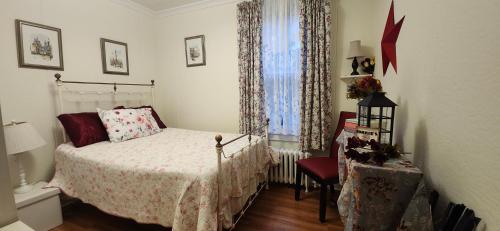 ein kleines Schlafzimmer mit einem Bett und einem Fenster in der Unterkunft Tripp Inn in St. John's