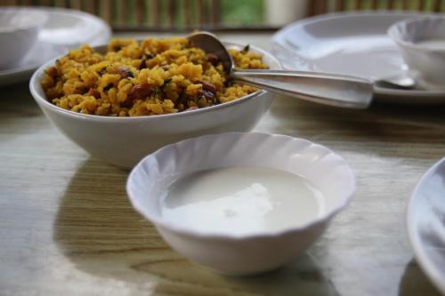 ein Tisch mit zwei Schüsseln mit Essen und einem Löffel in der Unterkunft Nature Care Village- Rajaji National Park in Rishikesh