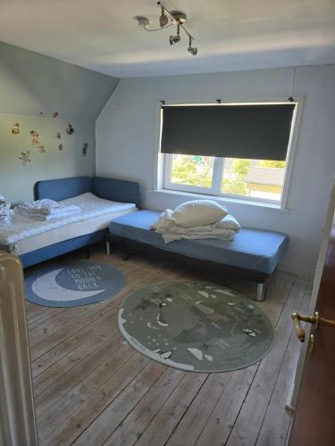 a small room with a bed and a table at Casa Tolne in Sindal