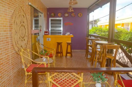 un restaurante con mesas y sillas en un balcón en Pousada Maresia Centro - Piscinas Naturais, en Porto de Galinhas