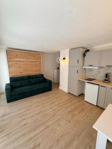 Port frejus - studio lumineux - parking - terrasse - climatisation