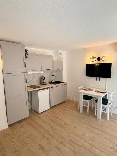Port frejus - studio lumineux - parking - terrasse - climatisation