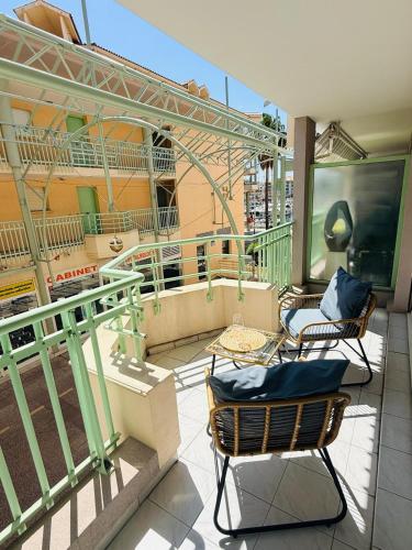 Port frejus - studio lumineux - parking - terrasse - climatisation