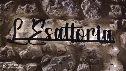 Ein Schild mit der Aufschrift „Santilli“ hängt an einer Steinmauer. in der Unterkunft L' Esattoria in Cansano