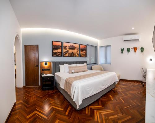 a bedroom with a large bed and wooden floors at Best Western Plus Hotel Stofella in Guatemala