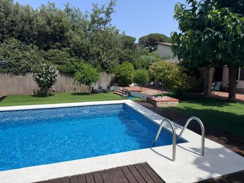 a swimming pool in the backyard of a house at HomeHolidaysRentals Confort in La Batlloria