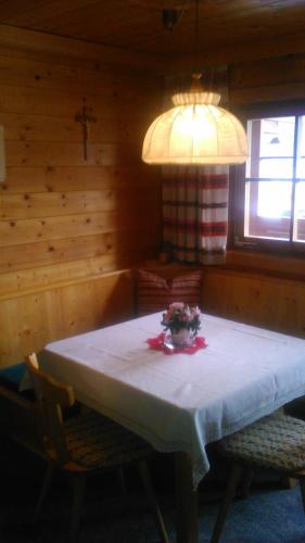 ein Esszimmer mit einem Tisch und 2 Stühlen in der Unterkunft Simiterhof in Matrei in Osttirol