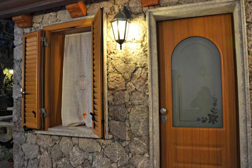 a door that is open to a room with a window at Giardino Del Sole in Taormina