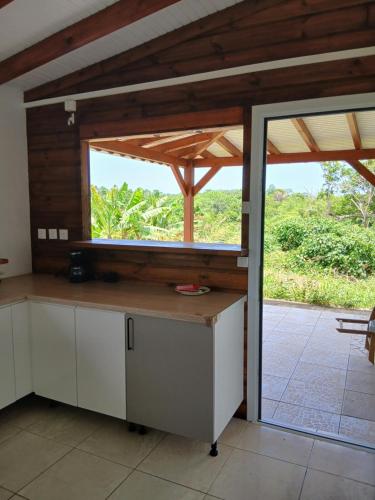 an open kitchen with a view of the outdoors at Jolie maison avec terrasse in Partarieux