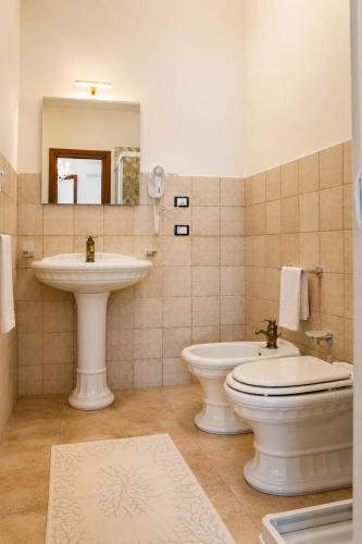 ein Badezimmer mit Toilette und Waschbecken in der Unterkunft Grimaldi B&B in San Vito lo Capo