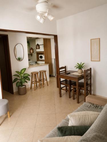 a living room with a couch and a table and chairs at TOP 1 QUARTO com ESTACIONAMENTO em Condomínio com VISTA INCRIVEL - PORTARIA 24h, PISCINA, Sauna e Parquinho Infantil - Apartamento com Ar condicionado, Smart TV, Wi-Fi, Cozinha Completa, NETFLIX, Entre o MAR e a LAGOA, CUSTO BENEFICIO in São Pedro da Aldeia