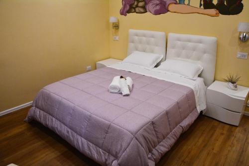 a bed with a cat laying on top of it at Le Veneri Del Golfo in La Spezia
