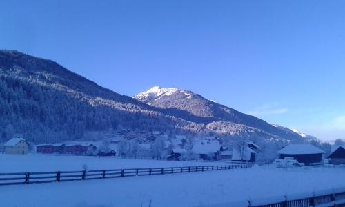 Vista generica sulle montagne o vista sulle montagne dall'interno dell'appartamento