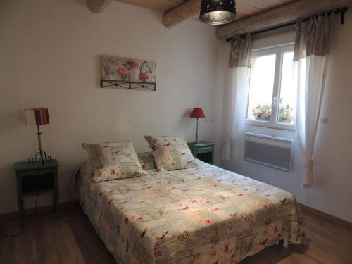 1 dormitorio con cama y ventana en Eden Roque, en La Roque-d'Anthéron
