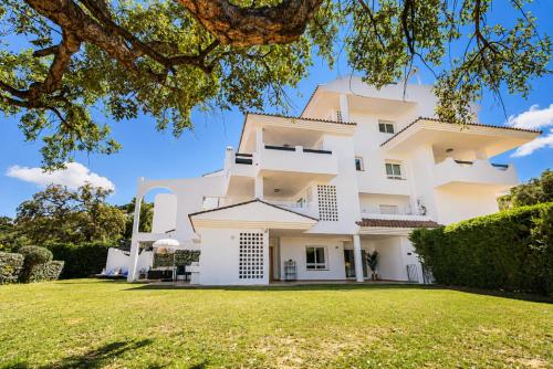 Mairena Residence Luxury Garden Retreat Marbella