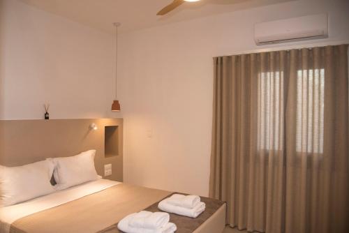 a bedroom with a bed with two towels on it at Siroa Serene in Rózia