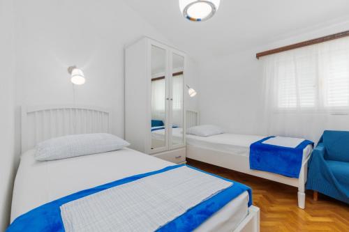 Apartments by the sea Podgora, Makarska - 11432
