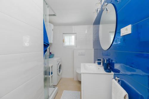 Apartments by the sea Podgora, Makarska - 11432