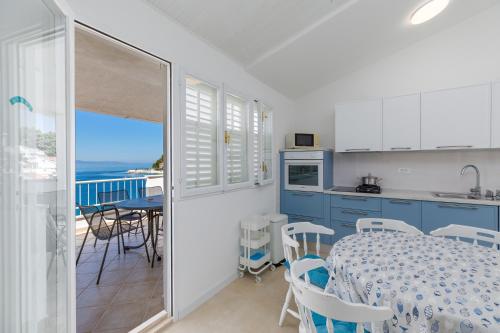 Apartments by the sea Podgora, Makarska - 11432