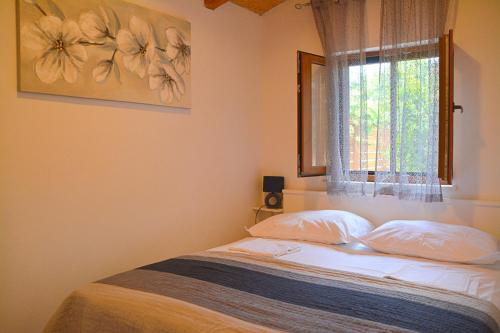 a bedroom with a bed and a window with flowers at Apartments and rooms by the sea Nevidjane, Pasman - 11902 in Neviđane
