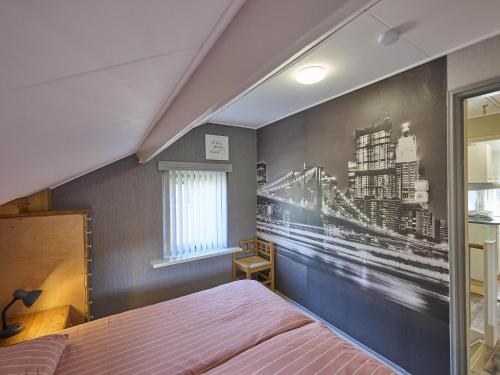 ein Schlafzimmer mit einem Poster an der Wand in der Unterkunft Hoevendeel in Eefde