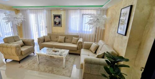 a living room with two couches and a coffee table at Villa imperial in Ravanj