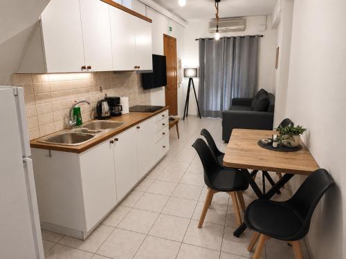 MARIE PATRASSO - Minimal apartment in the center of Patras